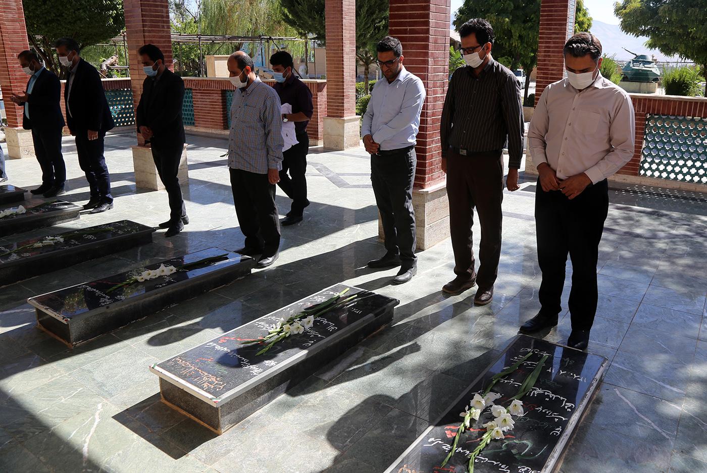 غبارروبی مزار شهدا توسط جهاد دانشگاهی استان کردستان