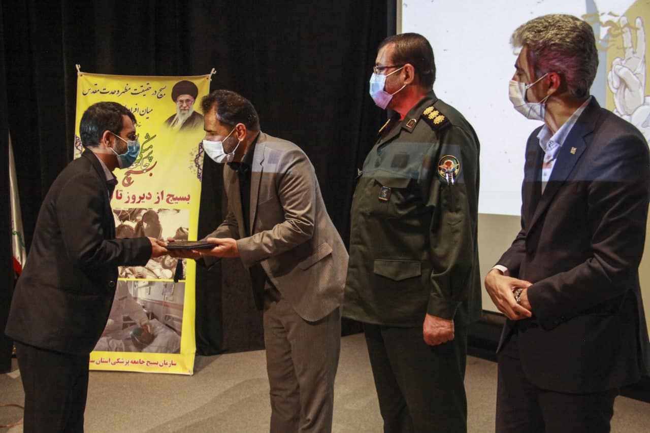 اعطای تندیس ملی فداکاری به خانواده مدافع سلامت در استان سمنان