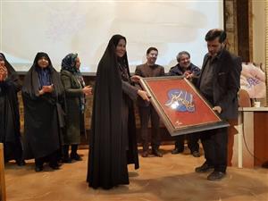 طنزپرداز روی خط قرمز می‌نشیند اما رنگی نمی‌شود
