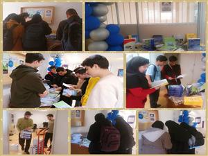 اهدای کتاب به دانشجویان در هفته کتاب و کتابخوانی