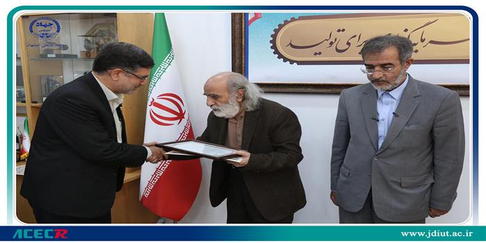 از شعبه قرض الحسنه واحد صنعتی اصفهان به عنوان شعبه برتر تقدیر شد